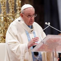 Si bien el Papa Francisco durmió bien durante la noche, aseguran que su pronóstico seguirá reservado