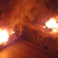 Policías de Morelia disparan contra normalistas; en respuesta estudiantes incendian patrulla (Video)
