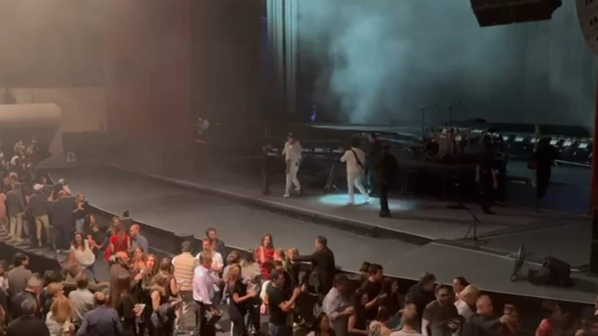 El momento del desalojo en el escenario del Auditorio Nacional