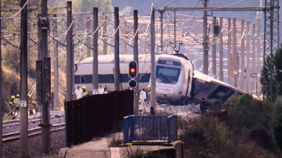Número de muertos en descarrilamiento de trenes en España aumenta a 39