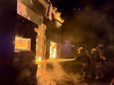 Un voraz incendio destruyó una vivienda por completo en el barrio Puerto Manzano