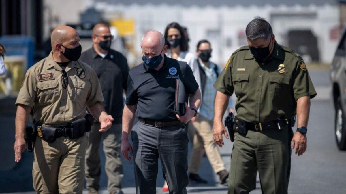 Alejandro Mayorkas (centro), director del Departamento de Seguridad Interior de Estados Unidos