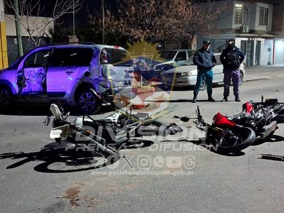 Un auto giró en U y chocó a dos motocicletas que venían muy cerca