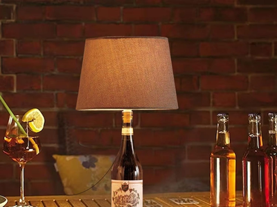 Con una botella de vino y una pantalla vieja, mirá cómo hacer la lámpara más chic para tu living o comedor