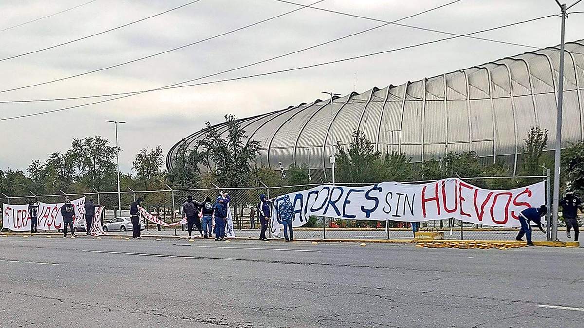 Las mantas en el estadio de los Rayados