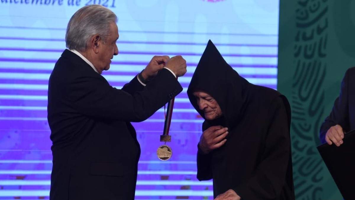 El presidente Andrés Manuel López Obrador con el arquitecto fray Gabriel Chávez de la Mora