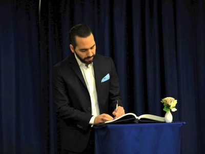 El Salvador: Al debilitarse la libertad de prensa, crece el poder de los influencers pro-Bukele