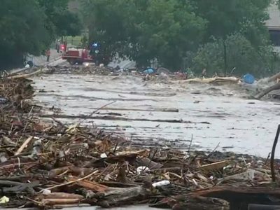 ¿Qué condiciones geográficas y climáticas contribuyeron a las inundaciones en Texas?