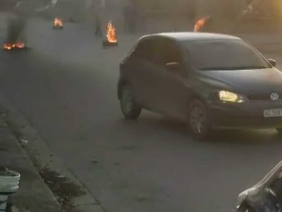 Vecinos del barrio Confluencia cortaron una calle para solicitar la instalación de un semáforo