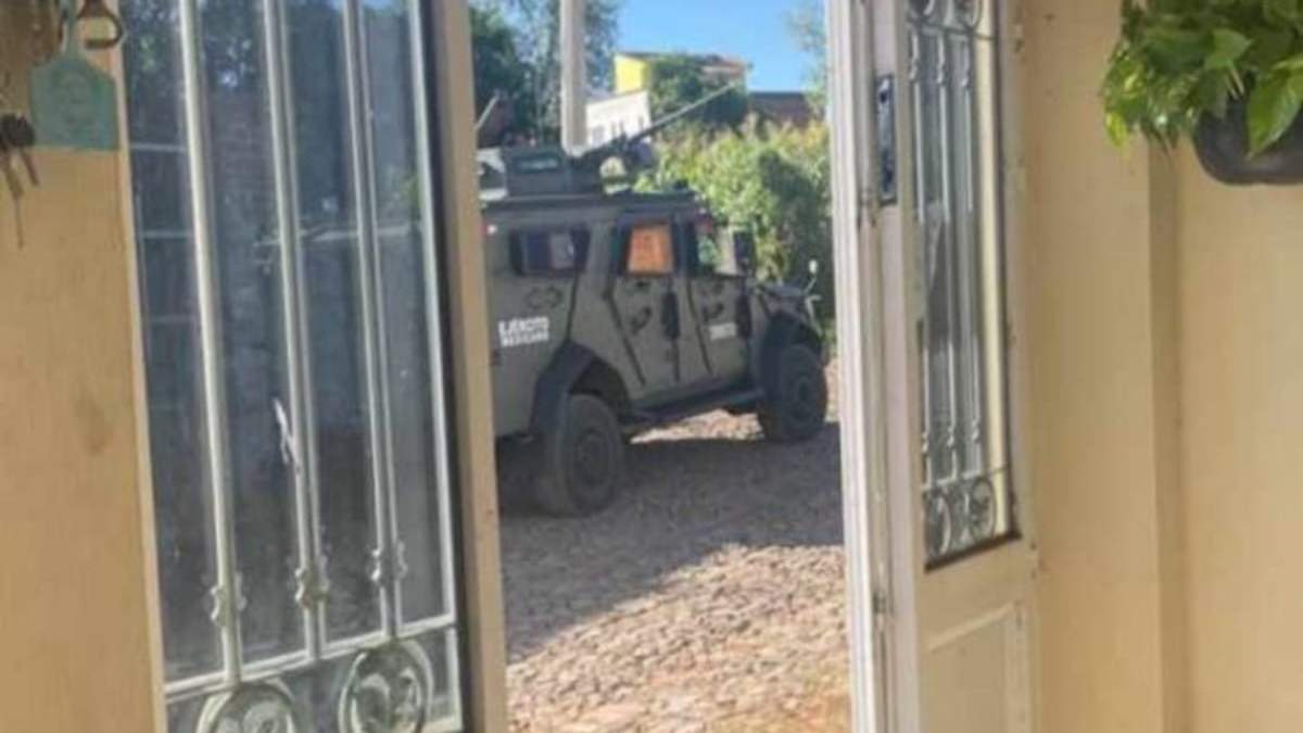 Vehículos del Ejército circulan por calles de Tequila