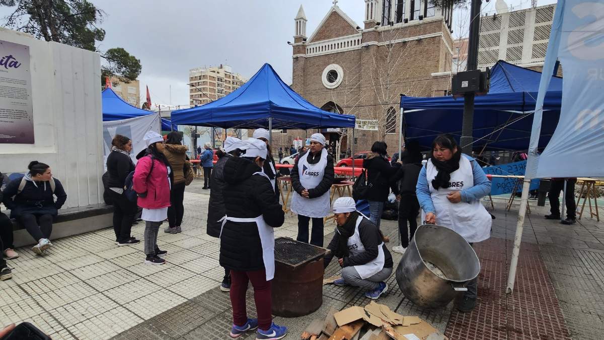 Las organización sociales realizaron una olla popular frente a la catedral. Fuente: (Minuto Neuquén).