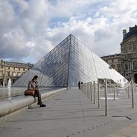 Sin reuniones en Londres, toque de queda en París: la complicada situación en Europa
