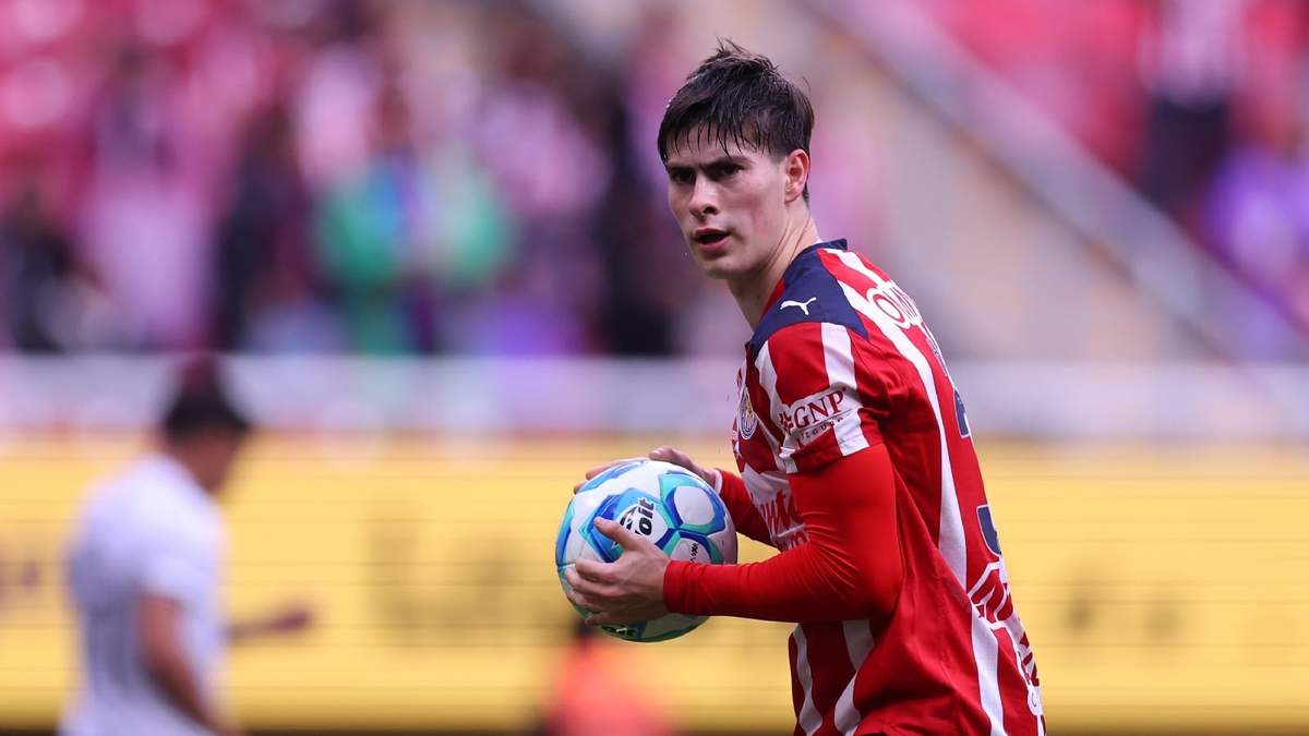 Chivas supera 2-1 a Querétaro para mantener su invicto en la Liga MX
