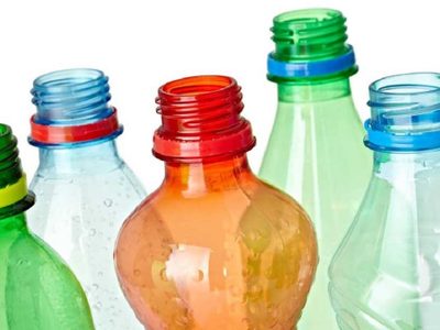 Con solo 2 botellas plásticas y medias viejas de Navidad: creá la decoración más sutil y llamativa