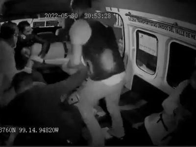 Pasajeros de combi desarman y golpean a ladrón en Naucalpan (Video)