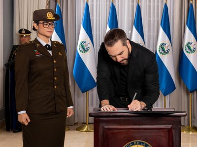 Uniforme limpio, disciplina y pelo corto, lo que pide la ministra de Educación de Bukele