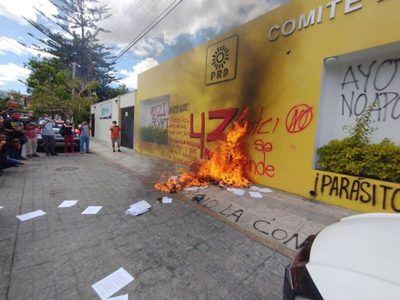 Normalistas de Ayotzinapa lanzan petardos contra oficinas del PRD en Chilpancingo