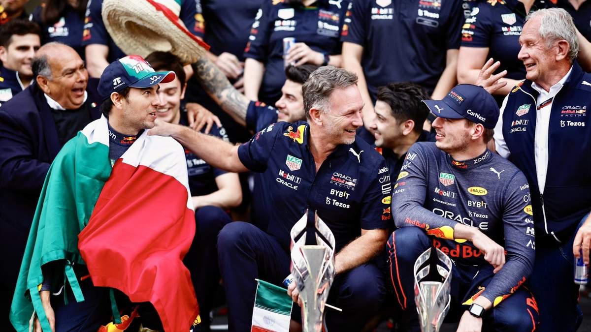 Los corredores de Red Bull Sergio Pérez y Max Verstappen