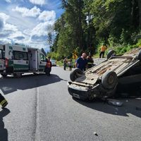 Un auto impactó con una pared de piedra en la Circunvalación de Villa La Angostura