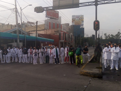 Protesta de batas blancas: exigen liberación de anestesióloga del hospital La Raza