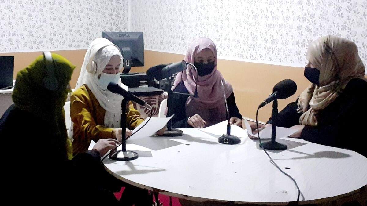 Najia Sorosh, directora de la radioemisora dirigida por mujeres Sadai Banowan (derecha), habla con su personal en el estudio de transmisión en la provincia de Badakhshan, en el noreste de Afganistán, el martes 7 de marzo de 2023. La emisora fue clausurada por emitir música durante el mes sagrado del Ramadán, aseguró el sábado un funcionario talibán. "No hemos transmitido música de ningún tipo”, aseguró Sorosh
