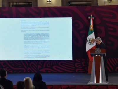 Gobierno de AMLO vuelve a exhibir número de periodista de The New York Times