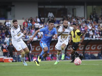 Cruz Azul derrota a Pumas 2-1 y se encamina al repechaje