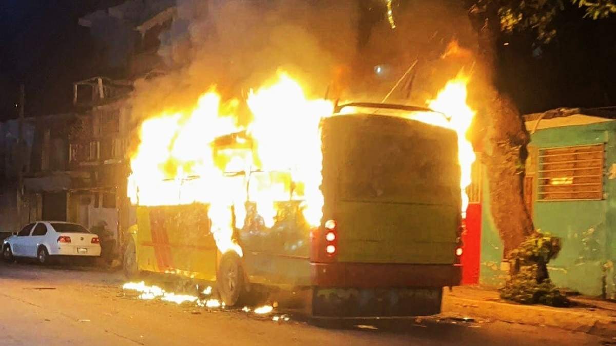 Autobús de ruta urbana es incendiado con cinco cuerpos en su interior, los cuales resultaron calcinados, Acapulco, Guerrero, 22 de junio de 2025