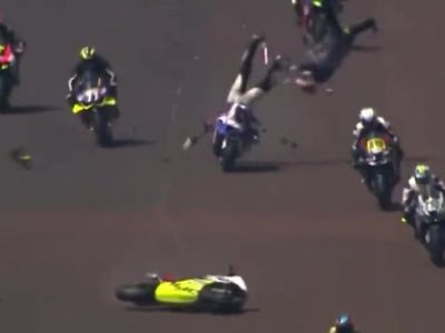 Mueren dos pilotos en la primera vuelta del Moto GP en Brasil (Video)