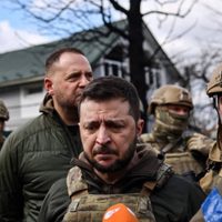 Zelenski visita la ciudad de Bucha tras la masacre de más de 300 civiles