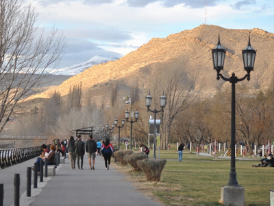 La costanera de Chos Malal, el rincón del norte neuquino que invita a caminar, descansar y disfrutar