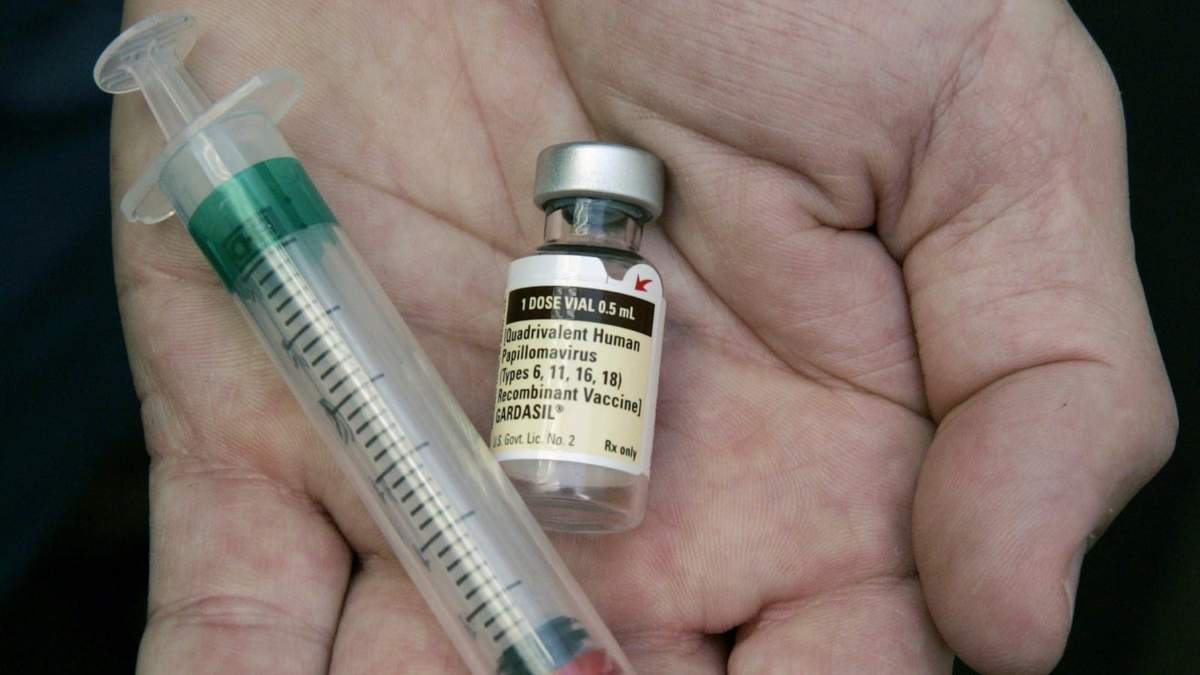 Un médico sostiene un frasco de Gardasil, la vacuna contra el virus del papiloma humano