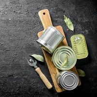Con una tabla de madera y latas de atún, creá este hermoso jardín vertical para tus plantas pequeñas