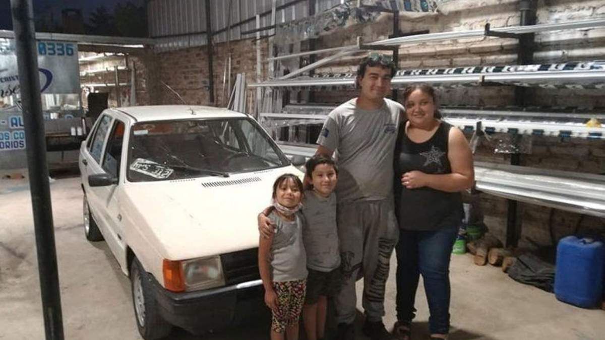 El empleado junto a su familia y el auto. Fuente: (Instagram)