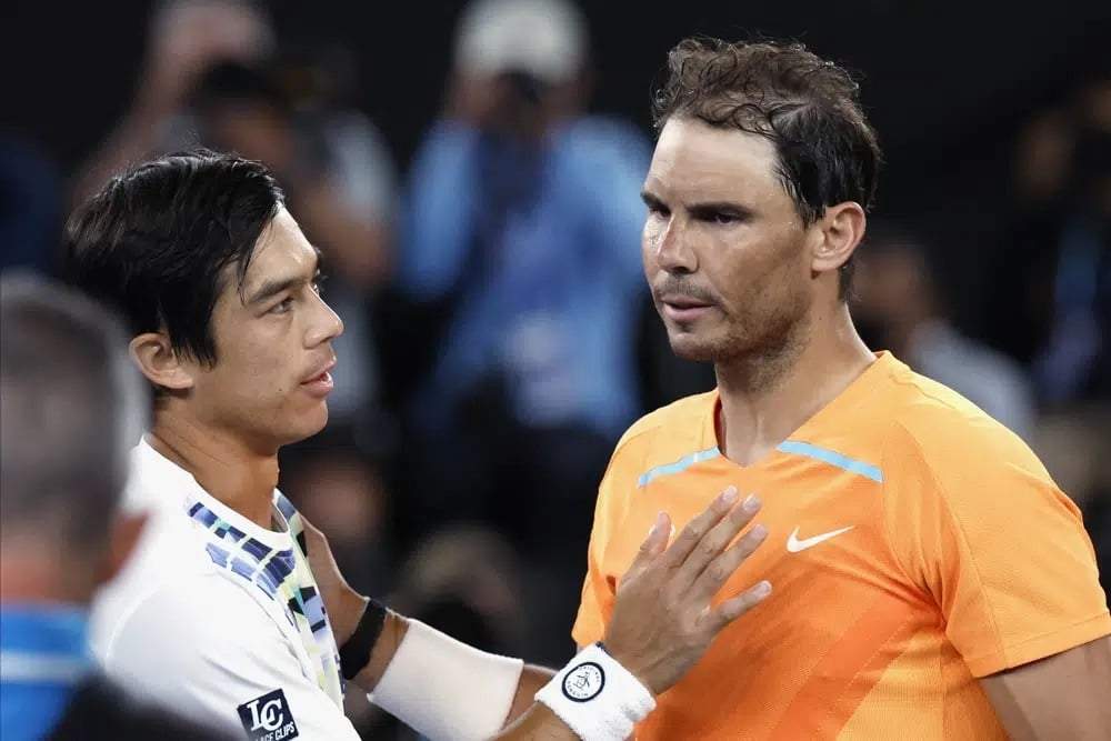 Rafael Nadal (derecha) felicita a Mackenzie McDonald tras su victoria en la segunda ronda del Abierto de Australia, en Melbourne, el 18 de enero de 2023