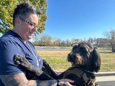 Veteranos de guerra con estrés postraumático mejoran gracias al programa de perros de asistencia