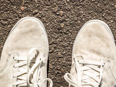 La mezcla infalible y de pocos ingredientes para eliminar las manchas amarillas más rebeldes de tus zapatillas