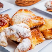 Con 700 gramos de harina rinde 3 docenas de facturas: no te pierdas esta receta insólita