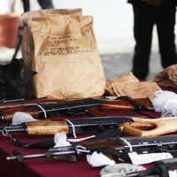Fiscalía de Jalisco decomisa arsenal, autos y casas a célula criminal