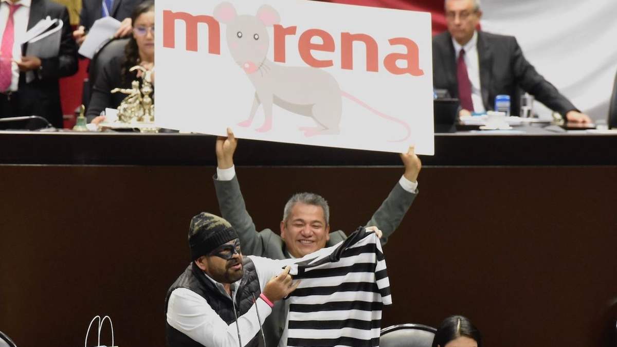Los perredistas Marcelino Castañeda y Francisco Javier Huacus mostraron este cartel en su intervención