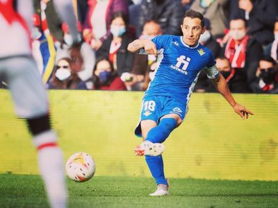 El mexicano Andrés Guardado seguirá jugando para el Betis un año más