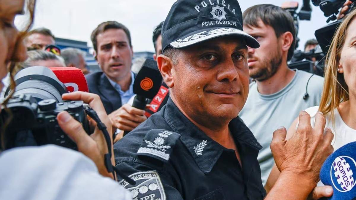 Feroz protesta policial en Santa Fe: efectivos escupieron al jefe de la fuerza