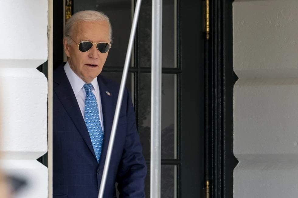 El presidente Joe Biden camina hacia el helicóptero presidencial en el jardín de la Casa Blanca para un vuelo breve a la Base Aérea Andrews