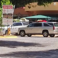 Sepelio de “El Mencho”: En un ataúd dorado, con música de banda y grúas con coronas de flores
