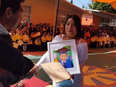 El menor Edwin Gaciel murió, pero su mamá lo llevó en fotografía a su graduación de kínder (video)