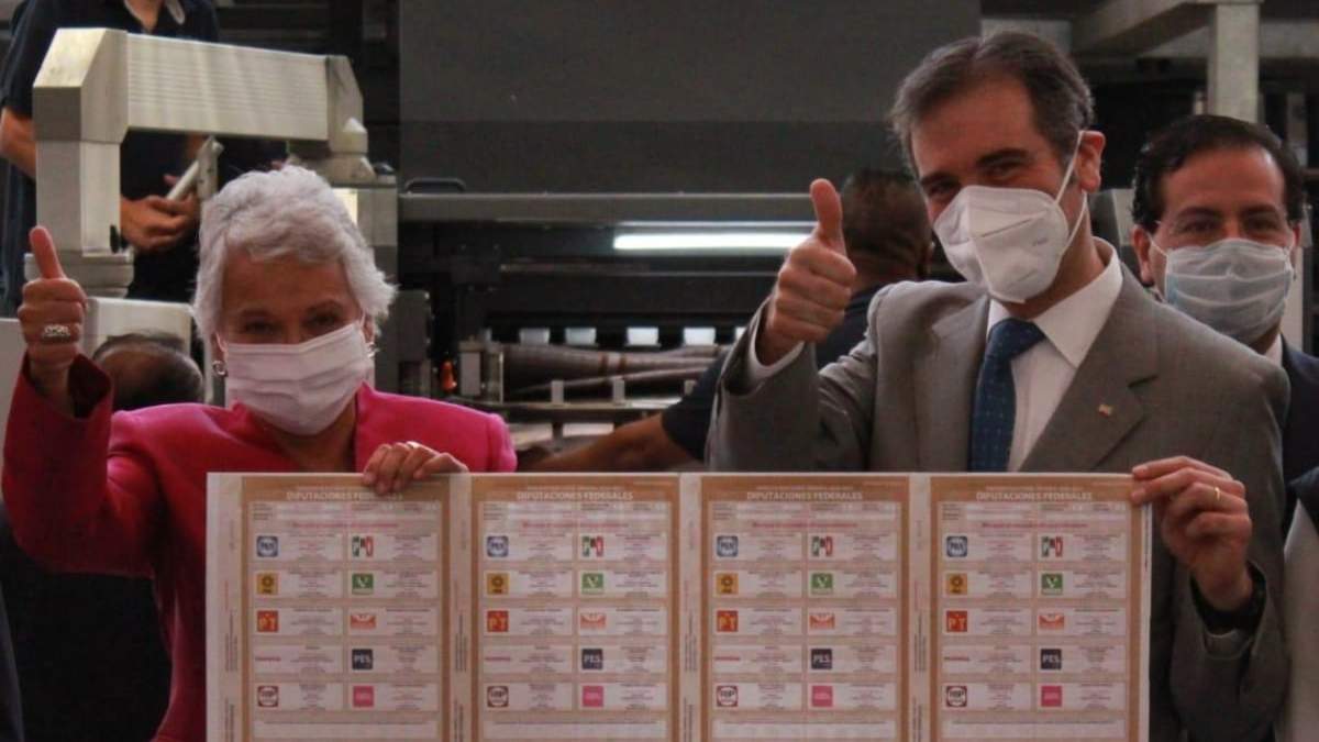 Olga Sánchez Cordero y Lorenzo Córdova asistieron al inicio de la impresión de las boletas electorales