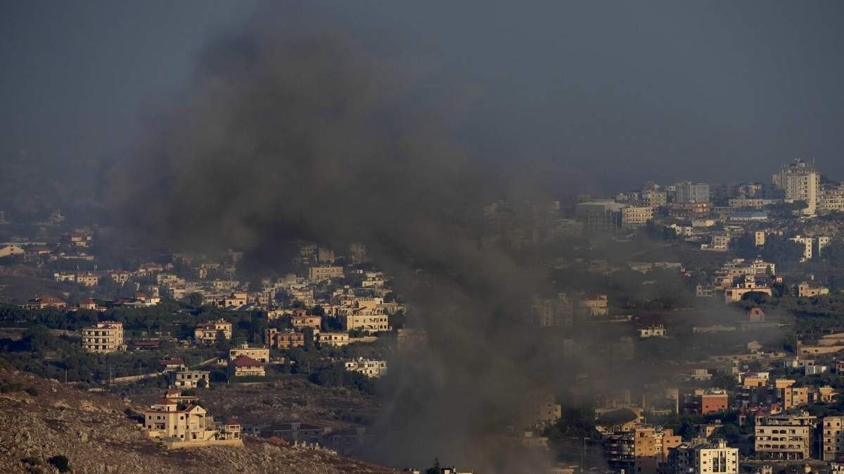 El humo se alza de un ataque aéreo israelí en la población de Kfar Rouman, vista desde la localidad de Marjayoun, en el sur de Líbano