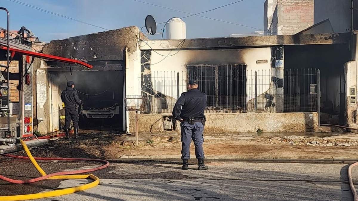 La vivienda que fue consumida por el incendio. Fuente: (X)