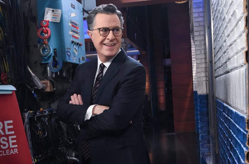 Esta imagen, distribuida por la televisora CBS, muestra al conductor Stephen Colbert en el set de "The Late Show with Stephen Colbert", en Nueva York