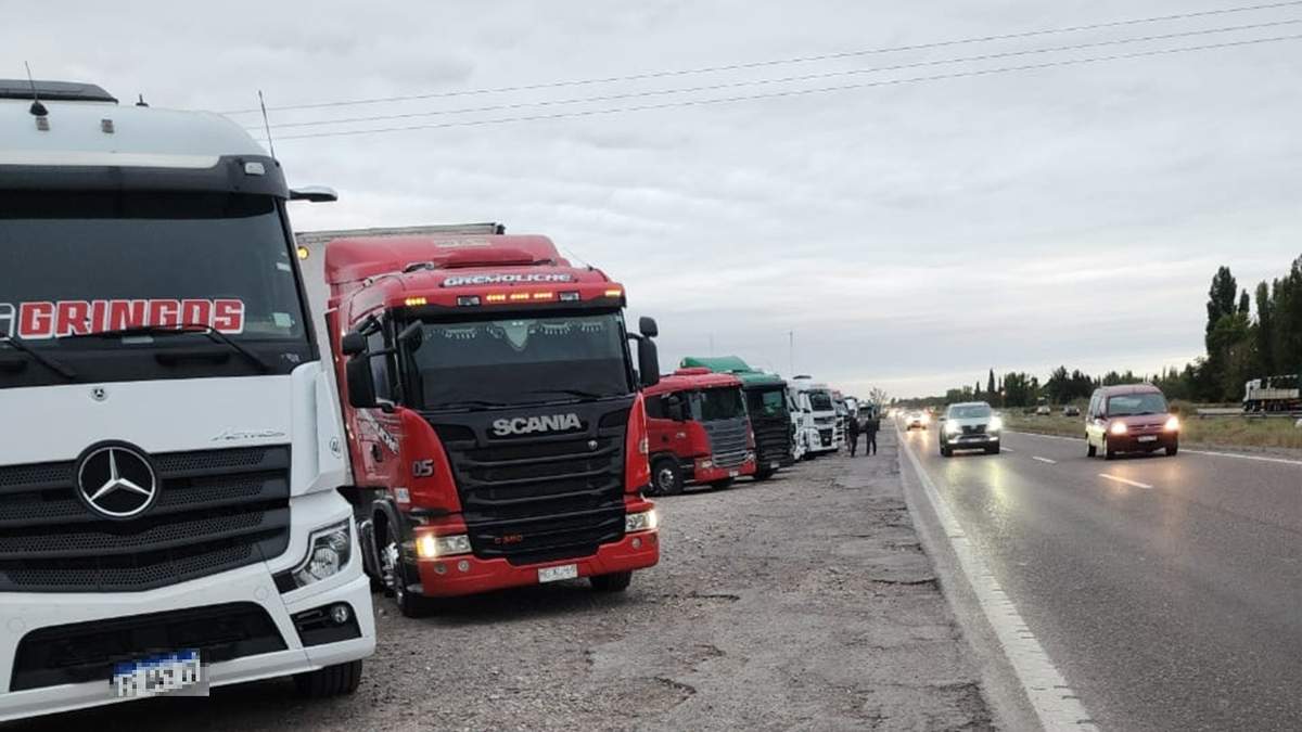 Camioneros autoconvocados cortaron la ruta 7 y 40 por el aumento en los combustibles